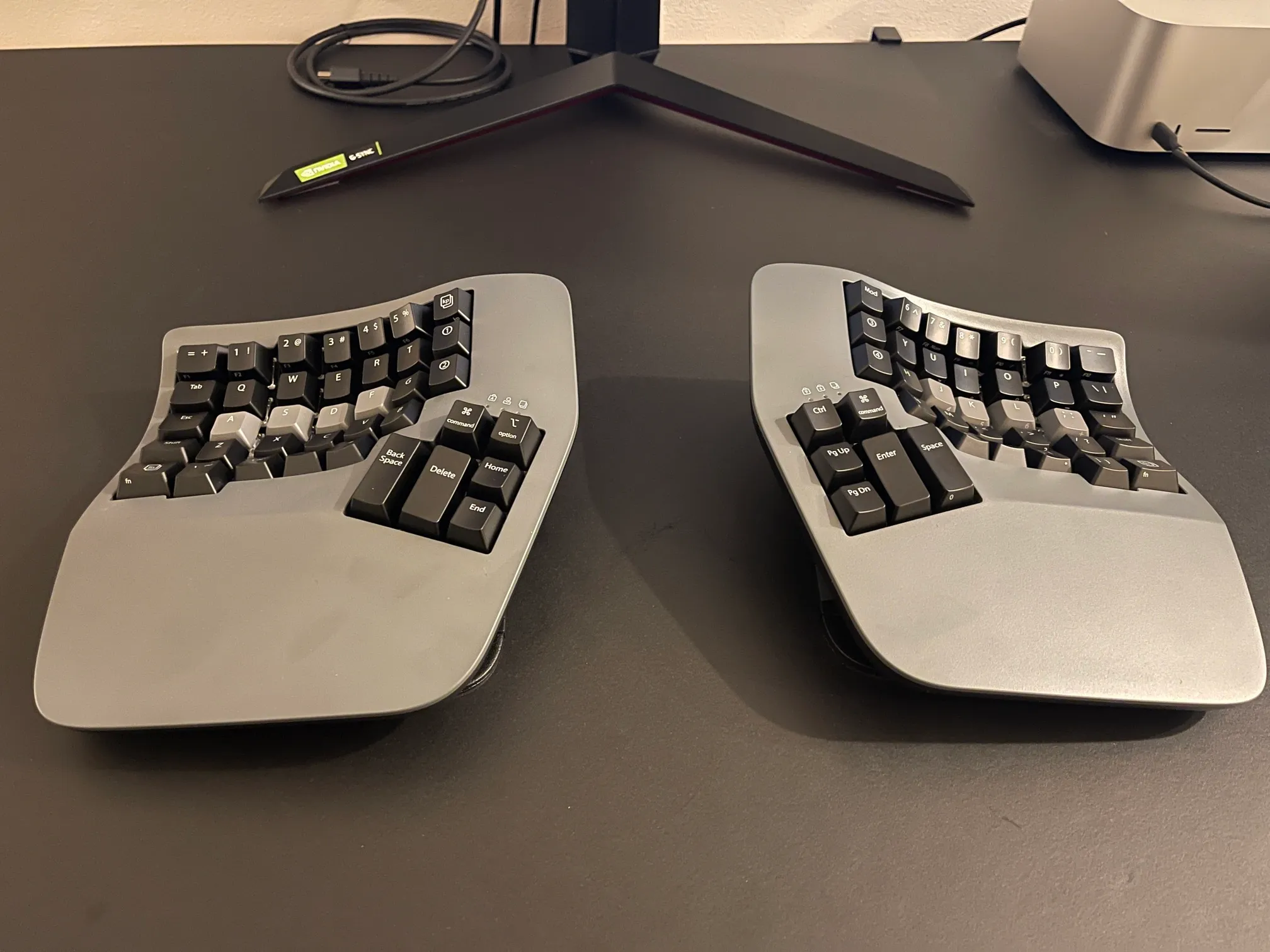 デスク上に置かれた Kinesis Advantage 360 Pro